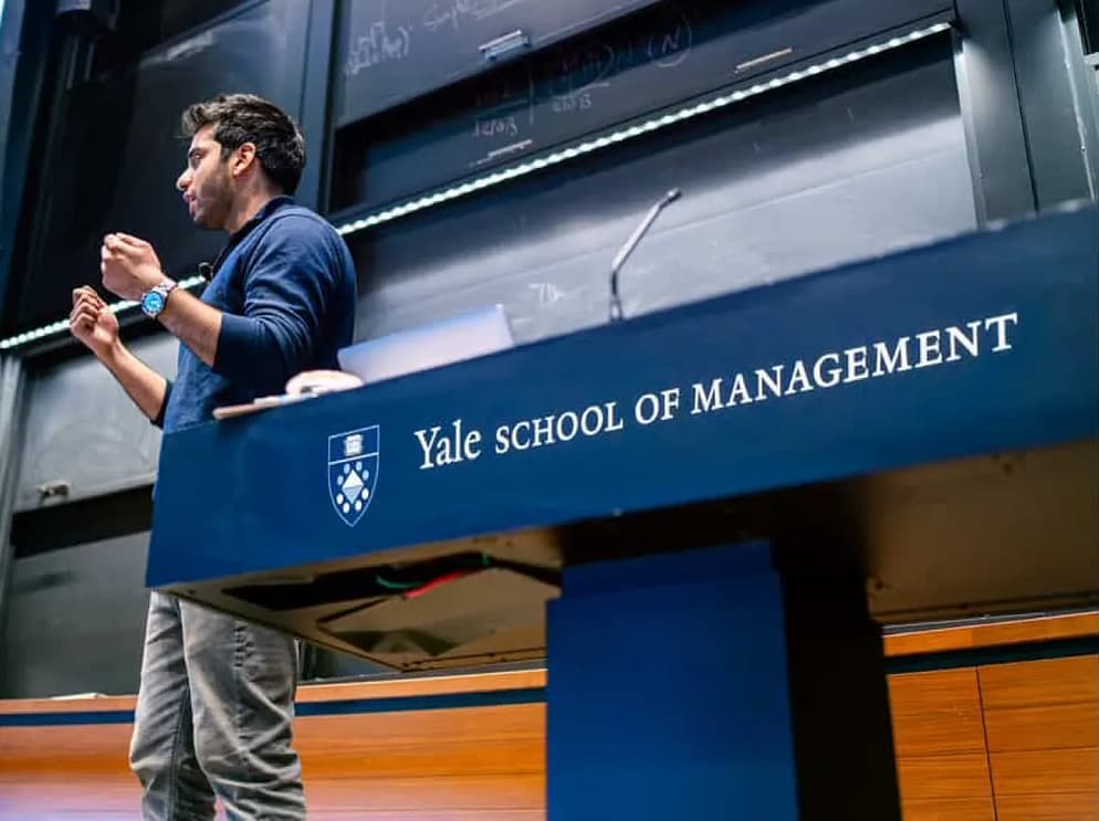 Hassan Akram speaking at a Yale School of Management MBA student-club session.