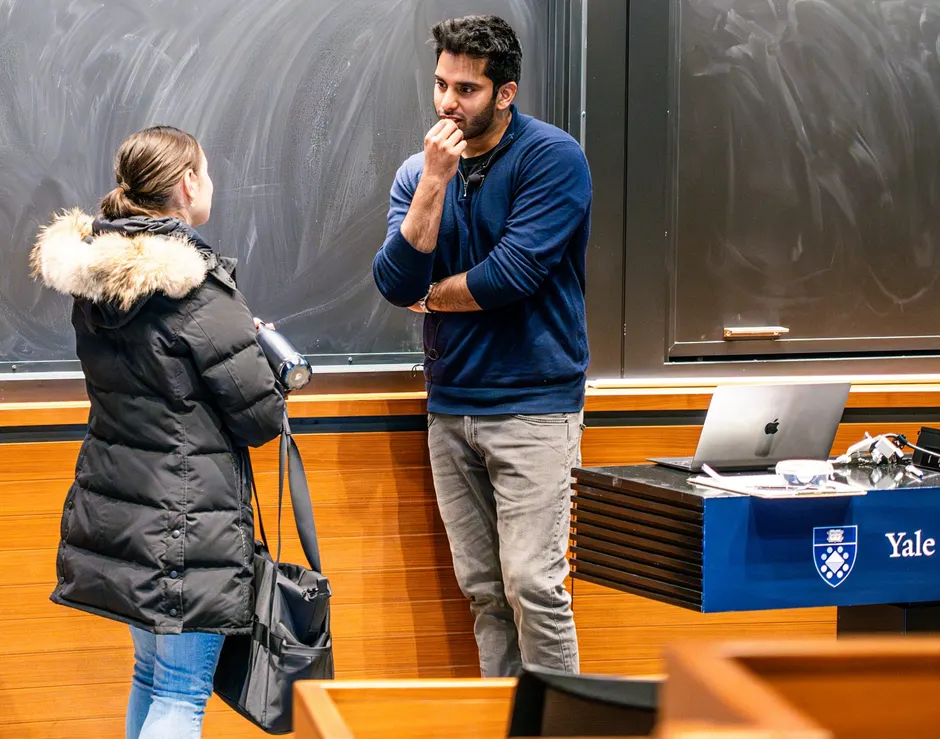 Hassan Akram in a 1-to-1 advisory conversation with a Yale SOM student after the session.